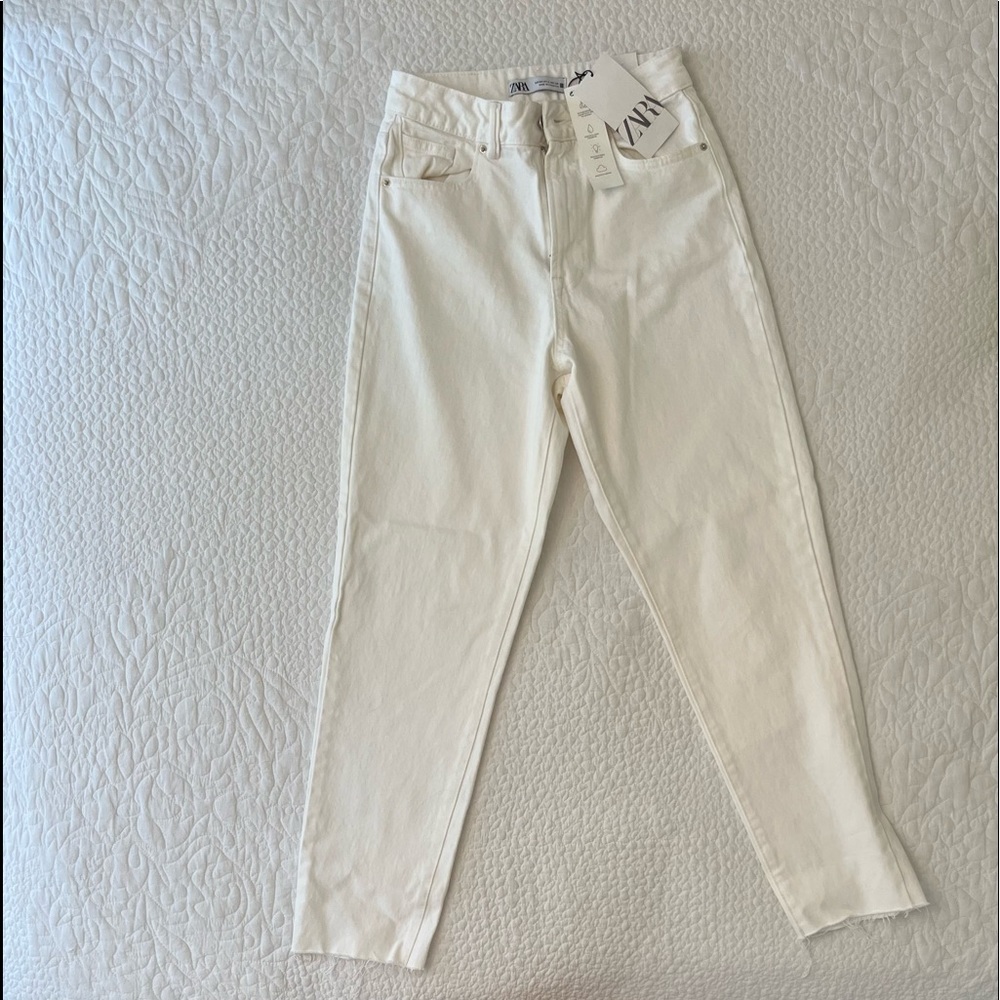 Women’s white Zara jeans. “Mom Fit”